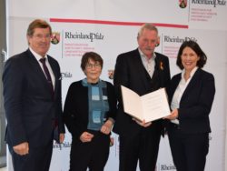 Holker Pfannebecker mit Frau Margit, BWV Präsident Eberhard Hartelt und Staatsministerin Daniela Schmitt. Bild: Wirtschaftsministerium RLP